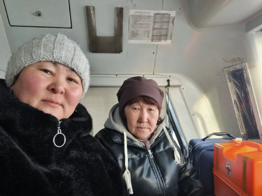 Сквозь снежную бурю: Медики спасли жизнь жительнице края в поезде